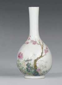 FIRST QUARTER 20TH CENTURY A FINE SMALL FAMILLE ROSE BOTTLE VASE